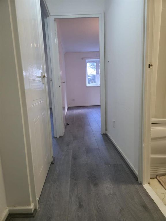 Property photo 3 of 10 Hallway Pic1.Jpg