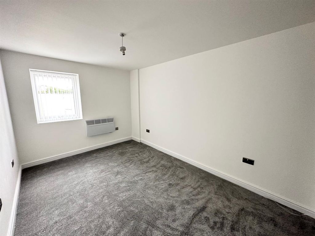 Property photo 3 of 8 Bedroom 1