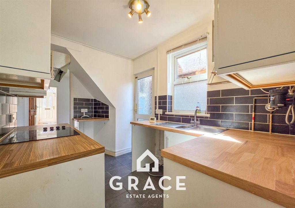 Property photo 3 of 10 Kitchen
