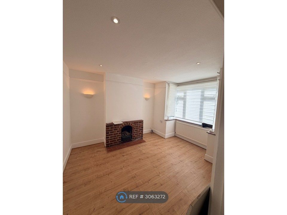 Property photo 3 of 19 Living Room