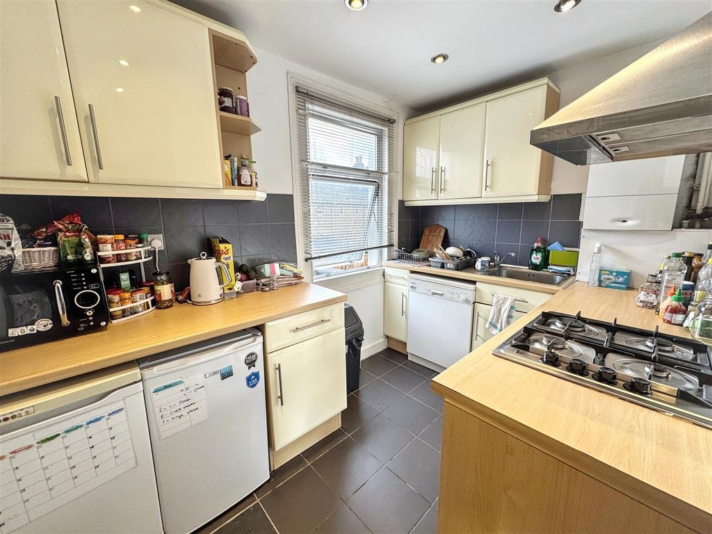 Property photo 3 of 8 Kitchen