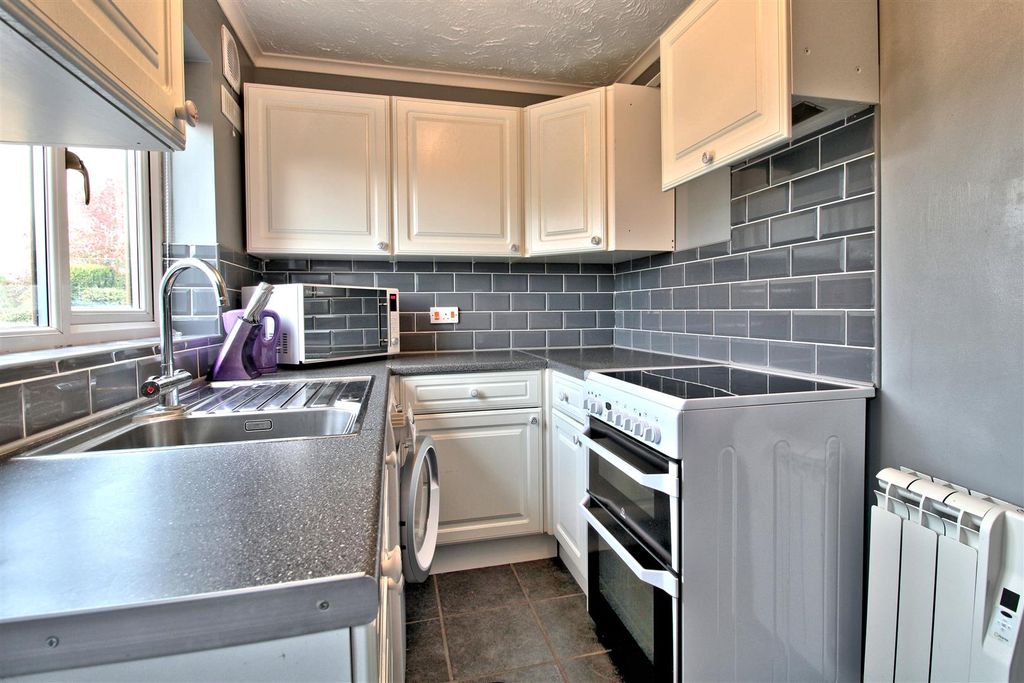 Property photo 3 of 16 Kitchen