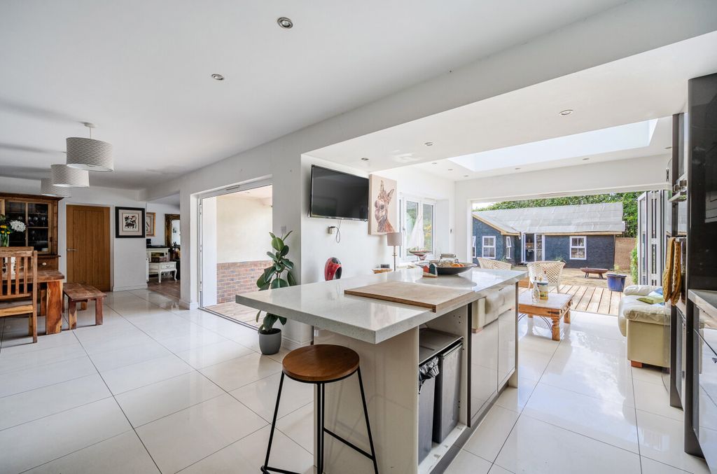 Property photo 3 of 22 8-6A74Bc11E4A4A-1...
