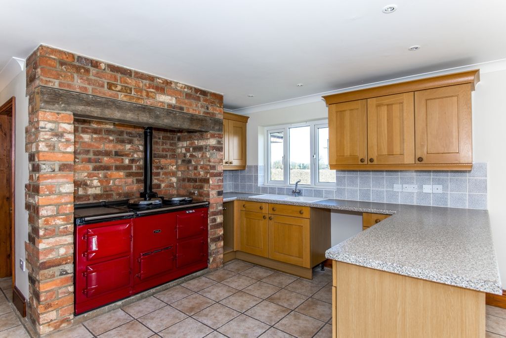 Property photo 2 of 12 Kitchen2