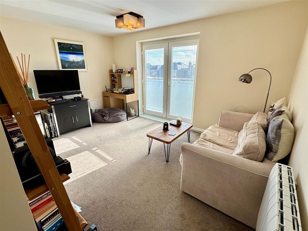 Property photo 2 of 6 6 Blue Ocean Apartments Lounge