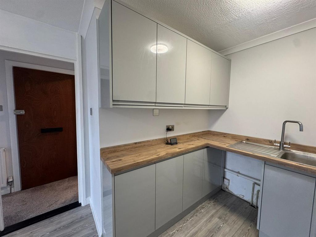 Property photo 3 of 14 Kitchen