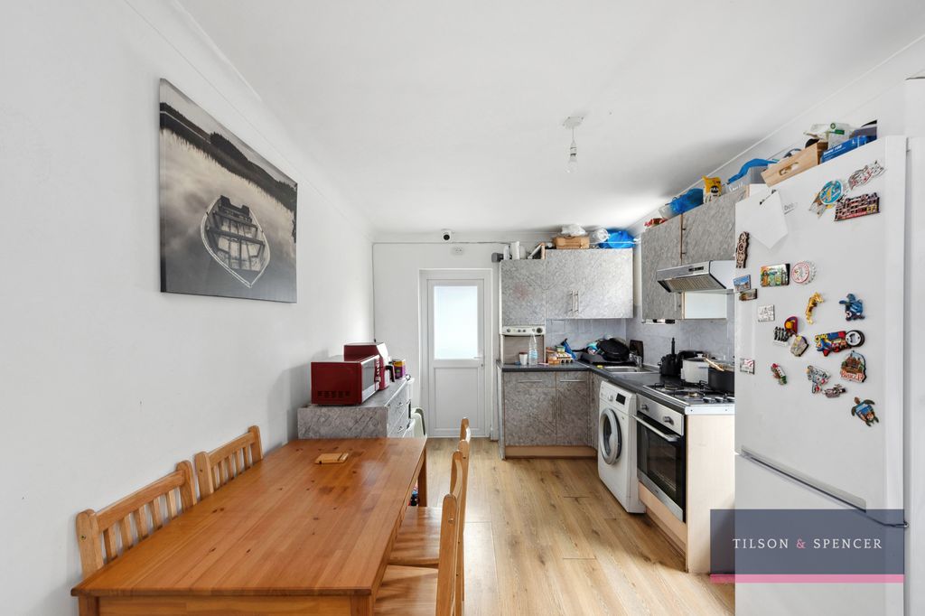 Property photo 2 of 14 0904202512_Tils_26A Grove Park Road _N15 4Sn_008_W