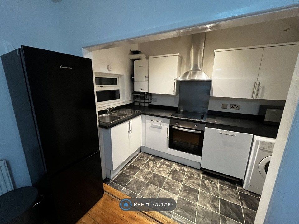 Property photo 3 of 12 Kitchen