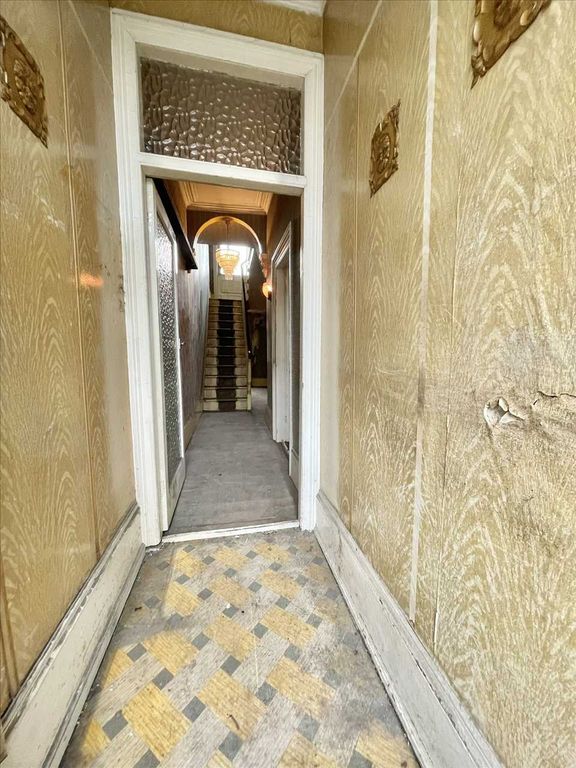 Property photo 2 of 11 Entrance Lobby