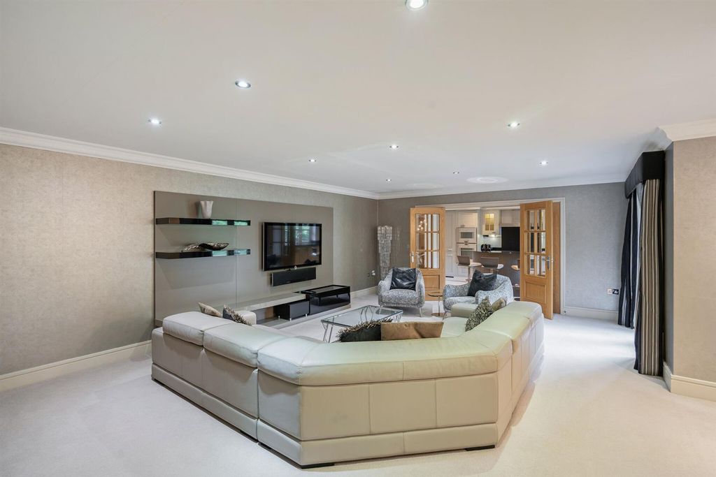 Property photo 2 of 17 103009_Apartment 9 Brockenhurst House Brockenhurst