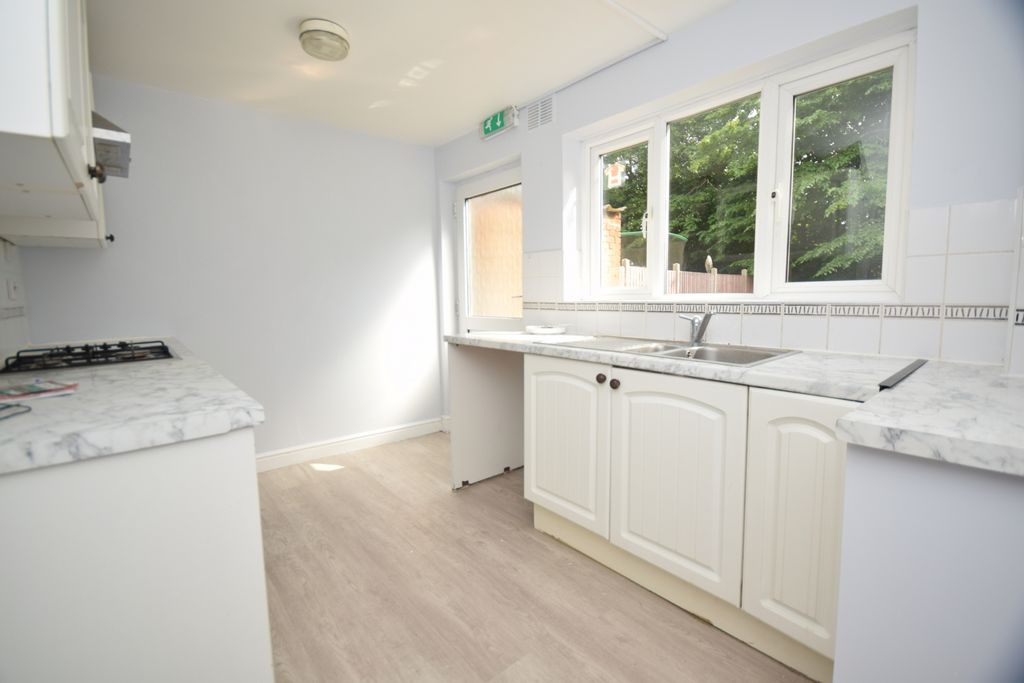 Property photo 3 of 17 Kitchen