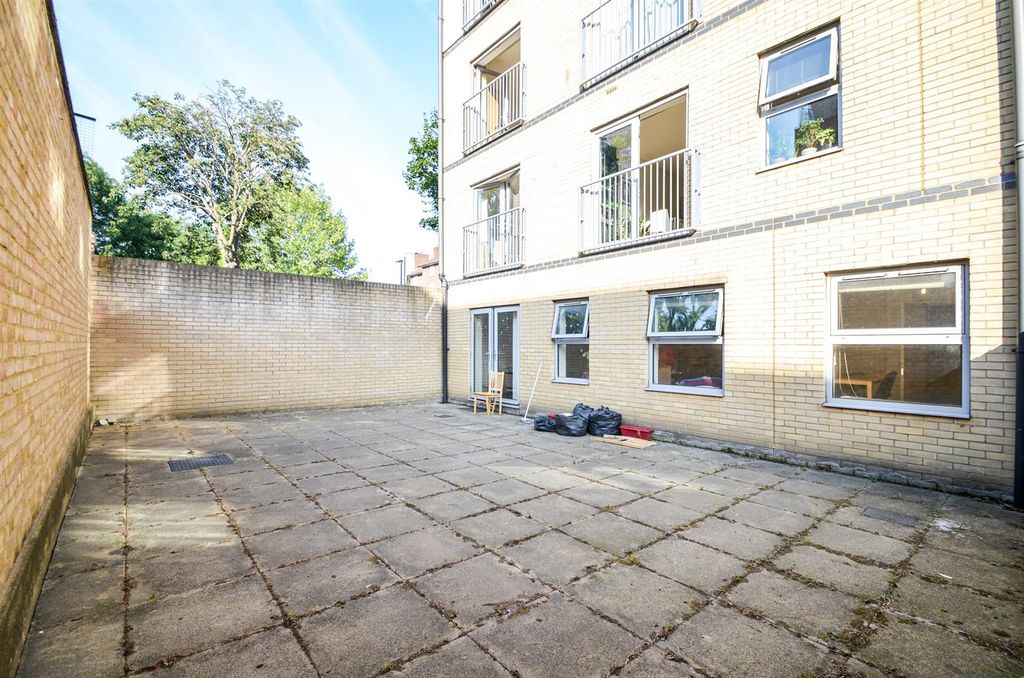 Property photo 2 of 15 Devons Road