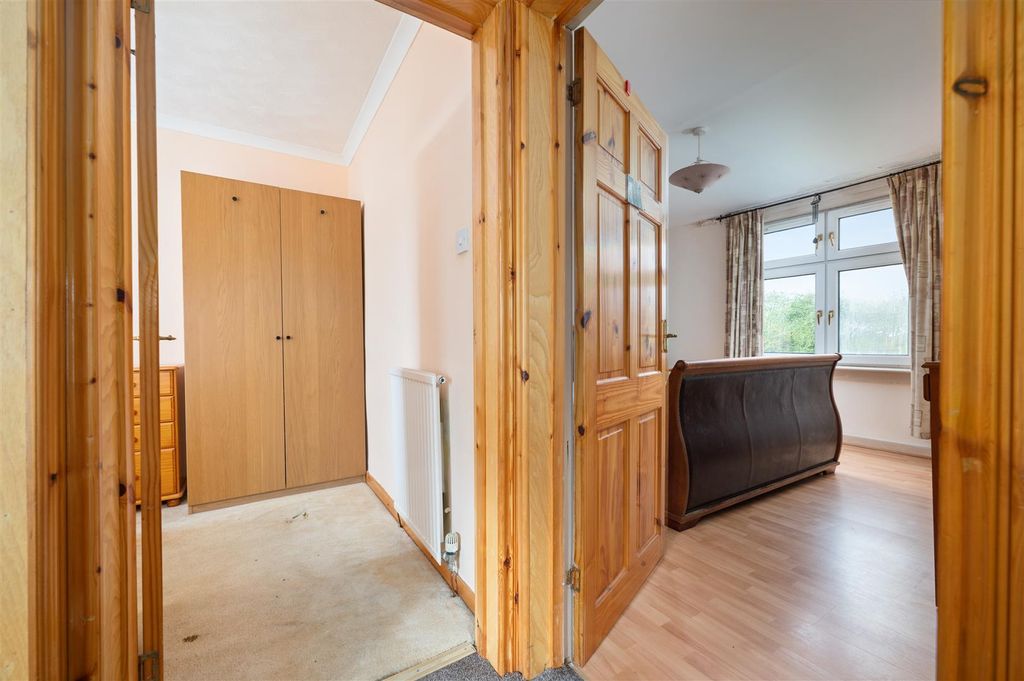 Property photo 3 of 22 43Whirlbutstreet005.Jpg