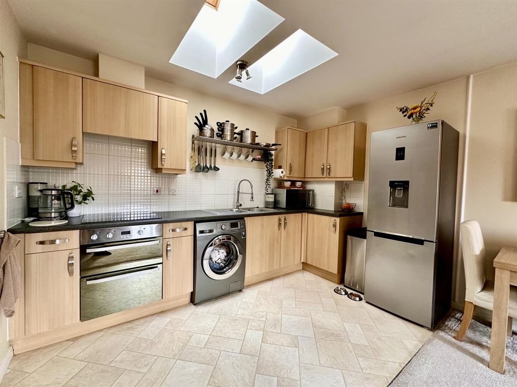 Property photo 3 of 10 Kitchen.Jpg