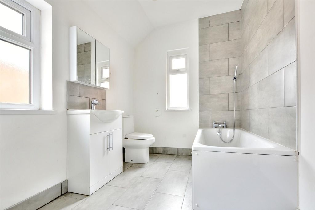 Property photo 3 of 19 Bathroom