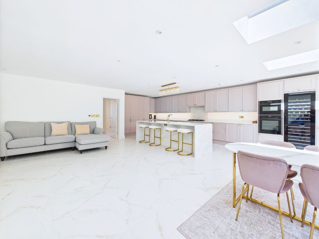 Property photo 3 of 46 4913343