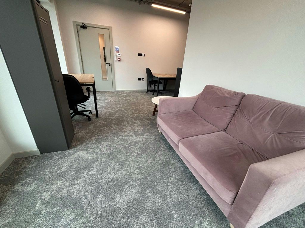 Property photo 1 of 4 Office B Picture 2 1 1.Jpg
