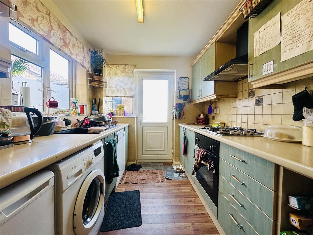 Property photo 3 of 12 Kitchen
