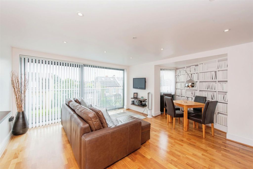 Property photo 2 of 16 Staines20Of27.Jpg