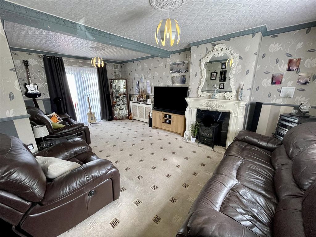 Property photo 3 of 13 Lounge/Diiner