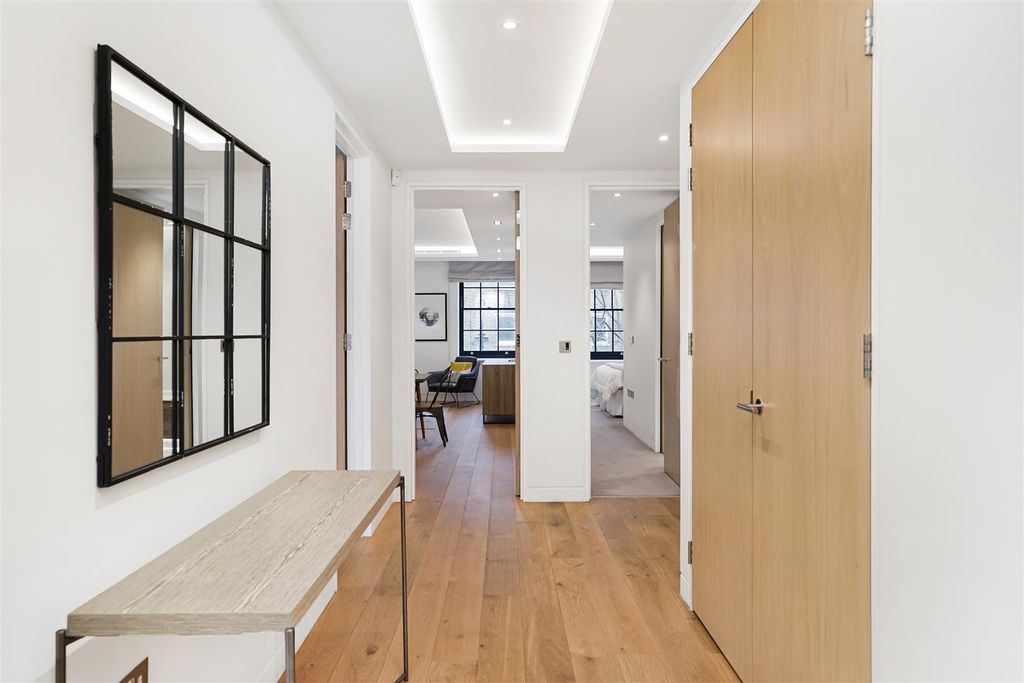 Property photo 3 of 14 Entrance Hallway