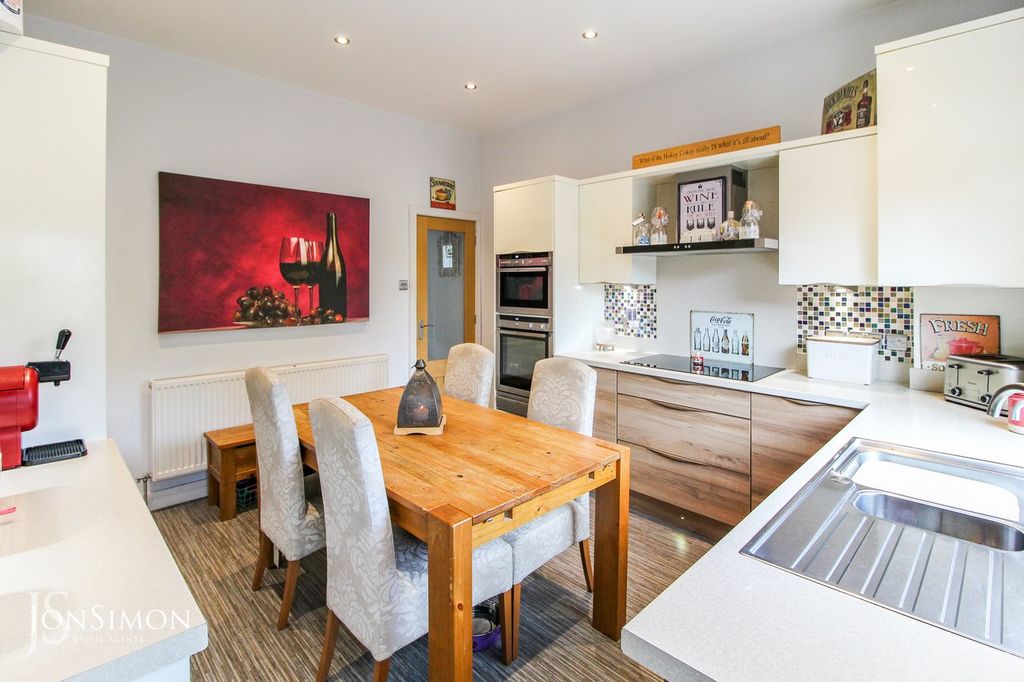 Property photo 2 of 31