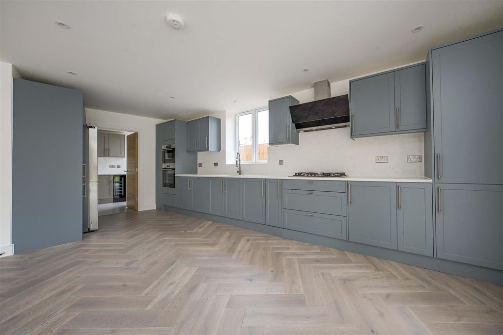 Property photo 2 of 19 2