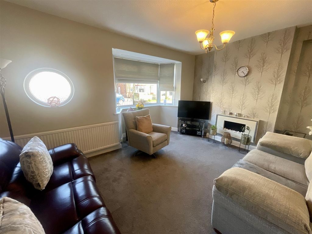 Property photo 3 of 11 Lounge