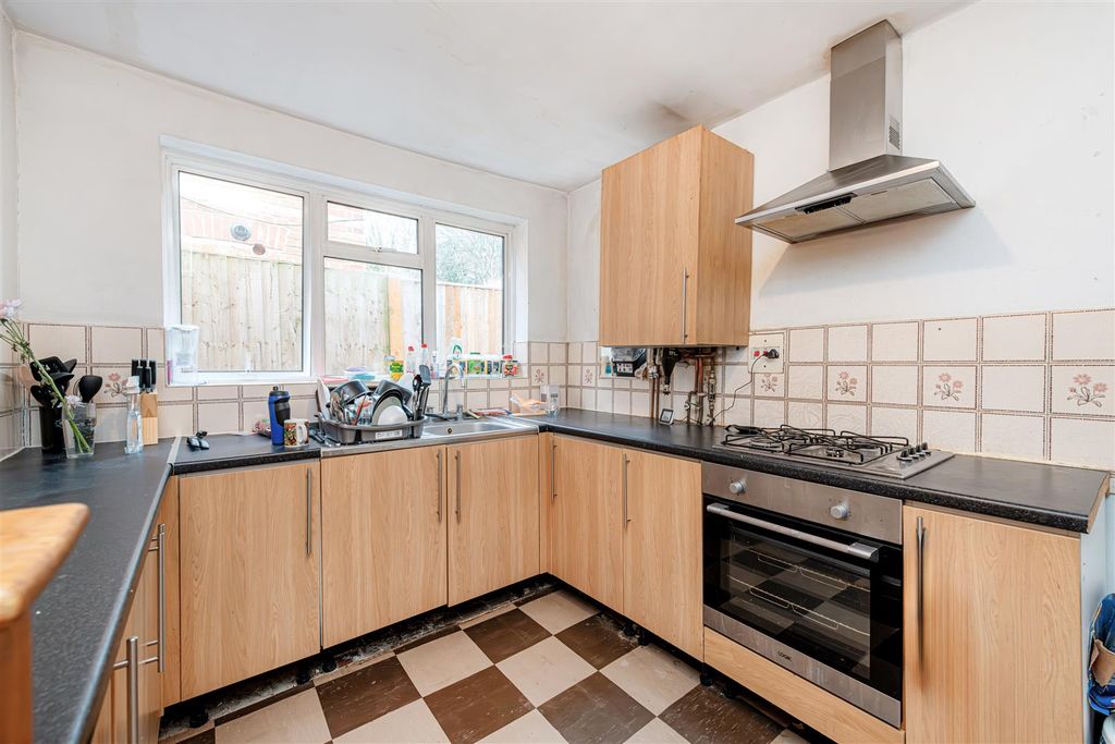 Property photo 3 of 11 Kitchen