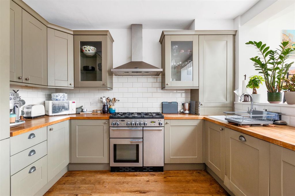 Property photo 3 of 12 Kitchen