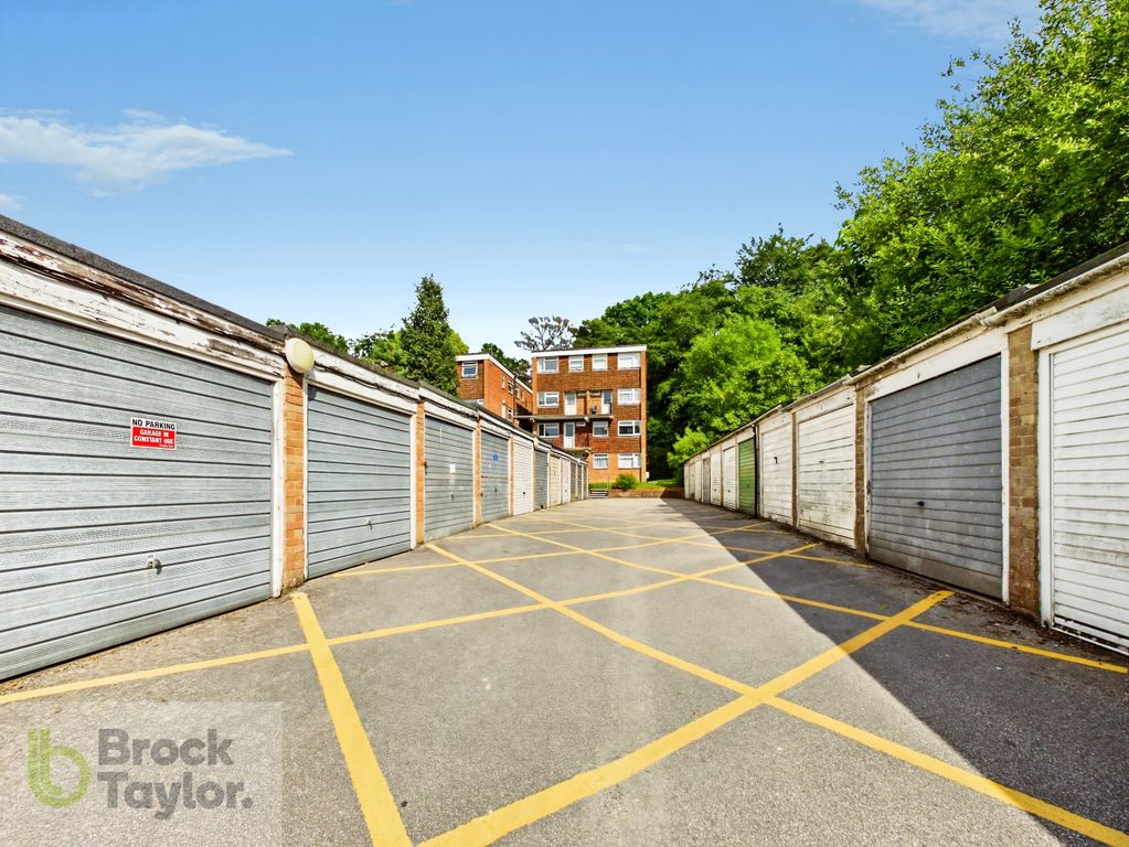 Property photo 3 of 13 Garages-