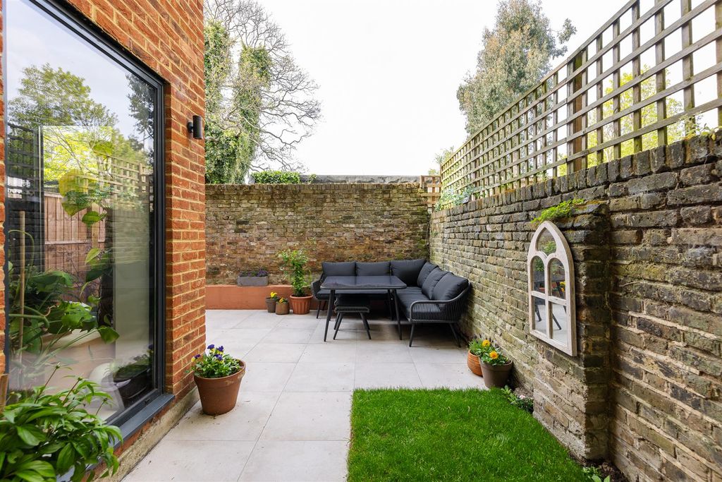 Property photo 2 of 18 Radlett Close E7