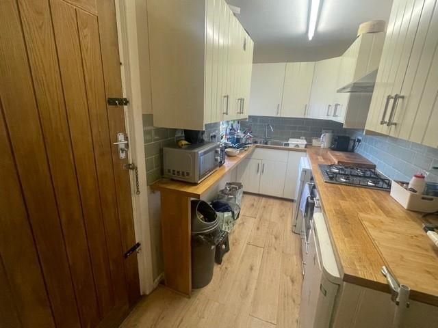 Property photo 3 of 11 Kitchen