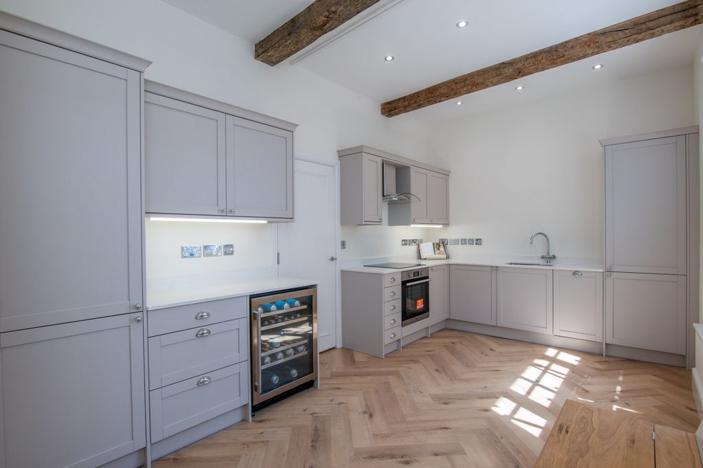 Property photo 1 of 24 010