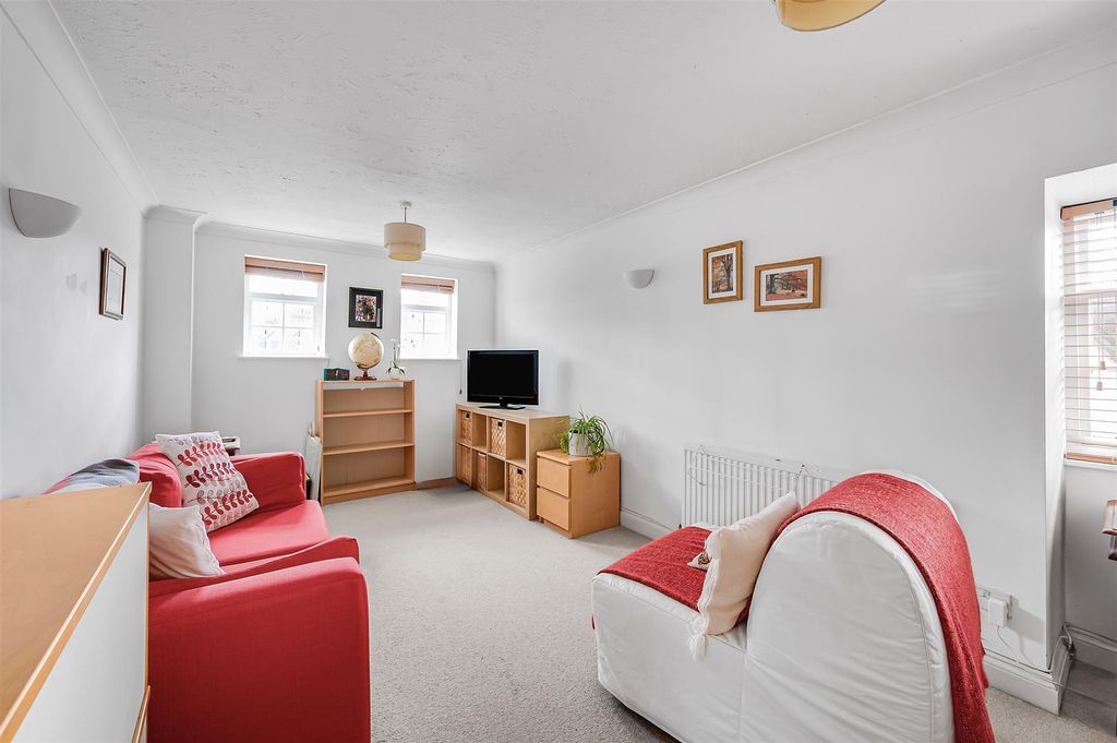 Property photo 2 of 10 Davies_Davies_Flat_16__5_Stapleton_Hall_Road_01.Jp