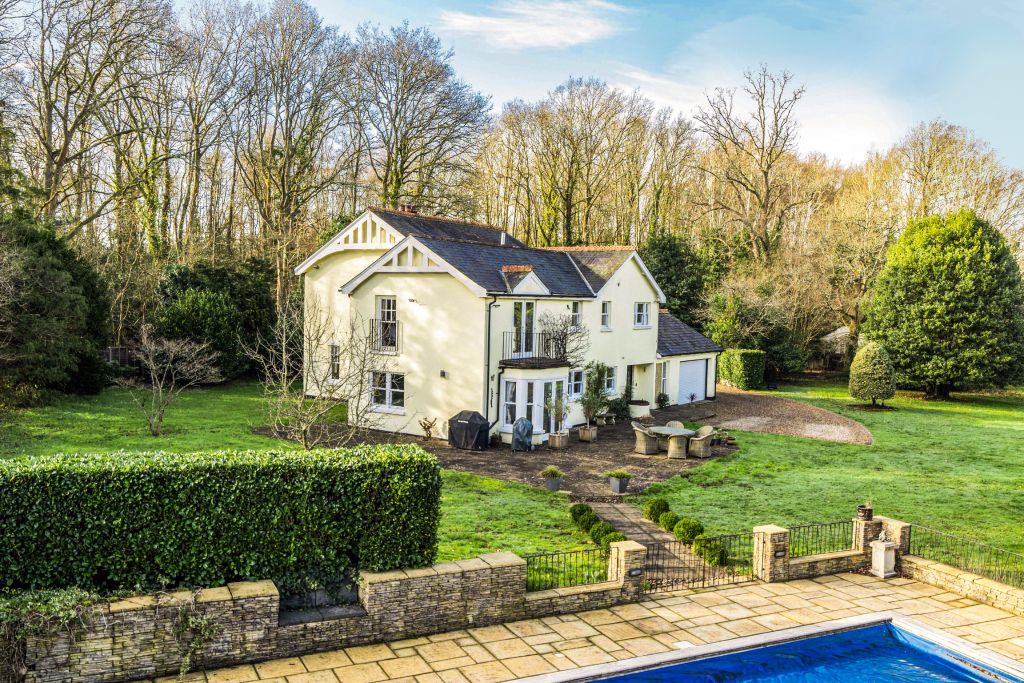 Property photo 1 of 27