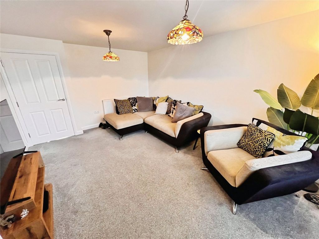 Property photo 3 of 15 Lounge