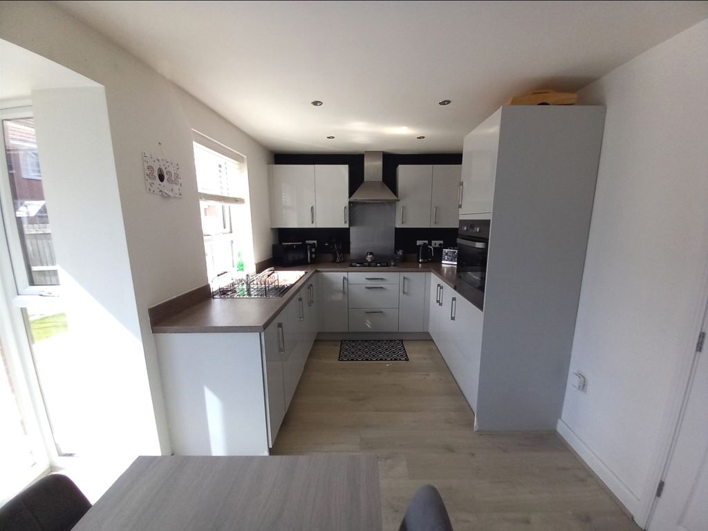 Property photo 2 of 18 Dining Kitchen