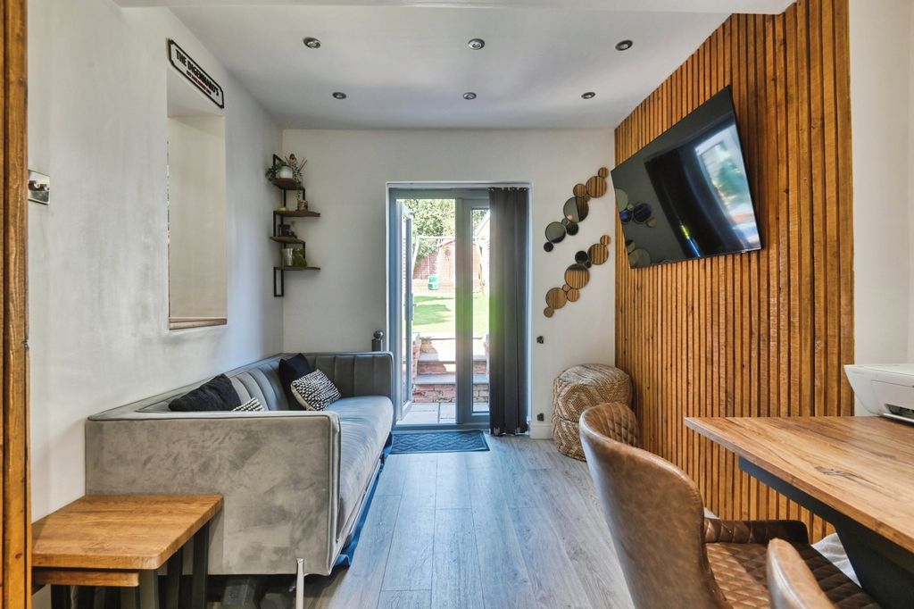 Property photo 3 of 18 Pbox-Img.Jpg