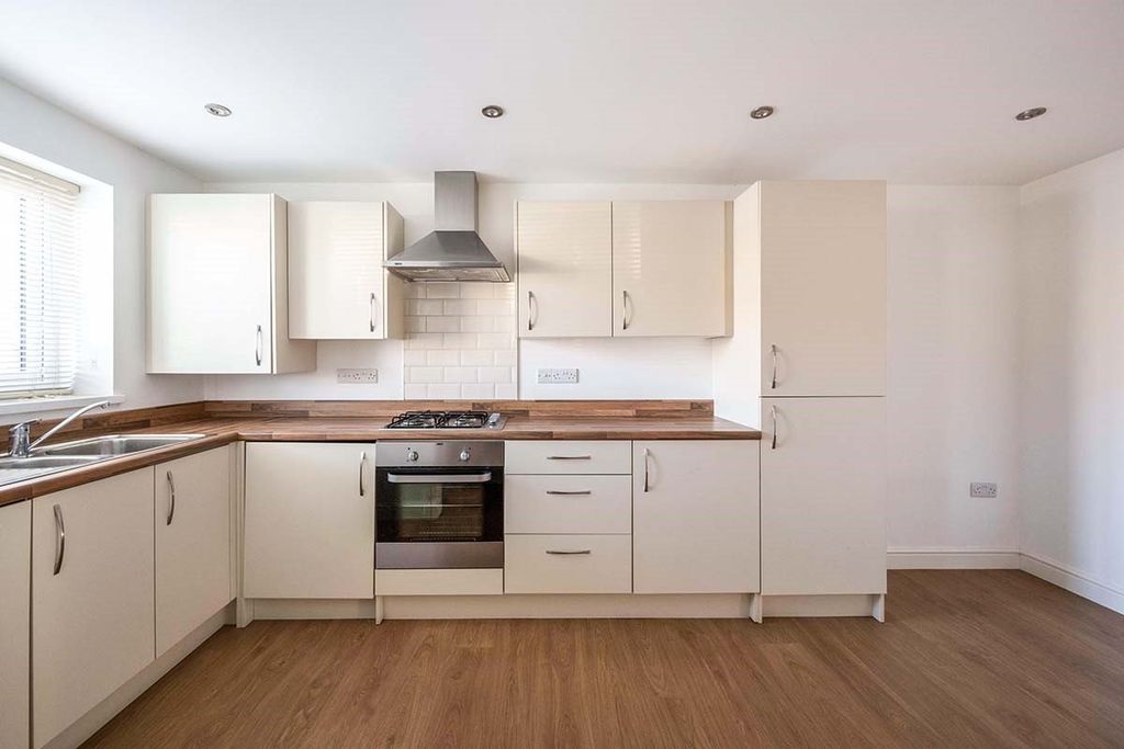 Property photo 3 of 9 Kitchen