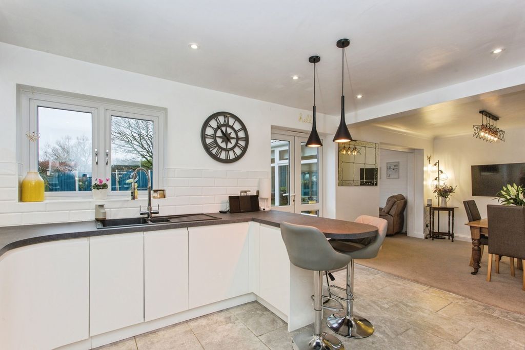 Property photo 3 of 20 Kitchen Diner