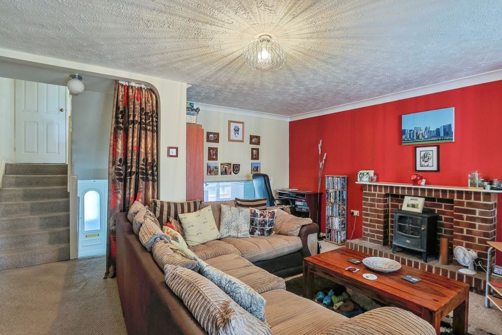 Property photo 3 of 17 Lounge