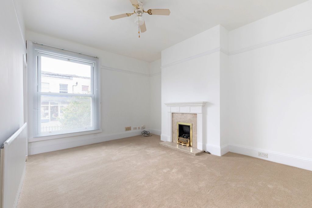 Property photo 2 of 6 Flat 2, 191 Bath Road-02