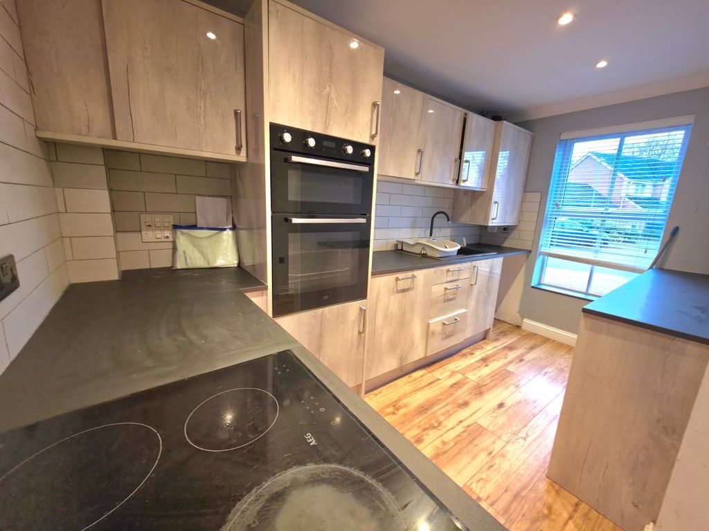 Property photo 3 of 17 Kitchen