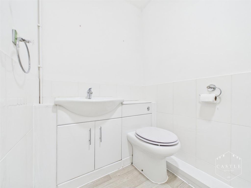 Property photo 2 of 8 Bathroom