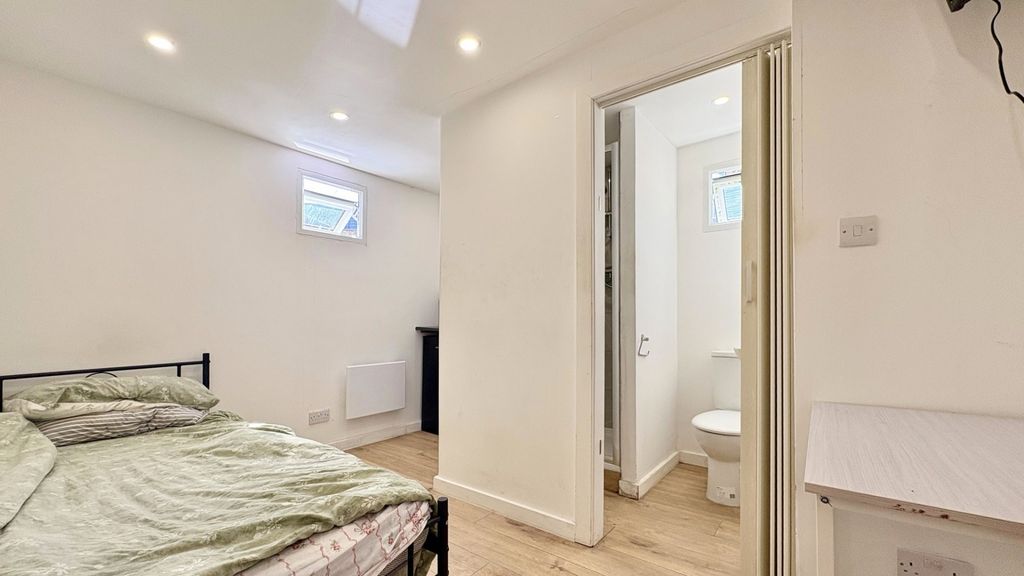 Property photo 2 of 7 Bright Double Bedroom With Modern En-Suite...