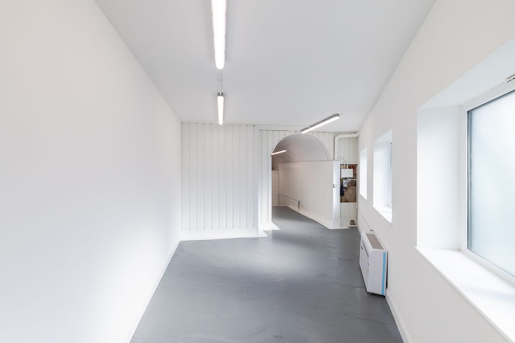 Property photo 2 of 5 An Empty Arch With White Lining