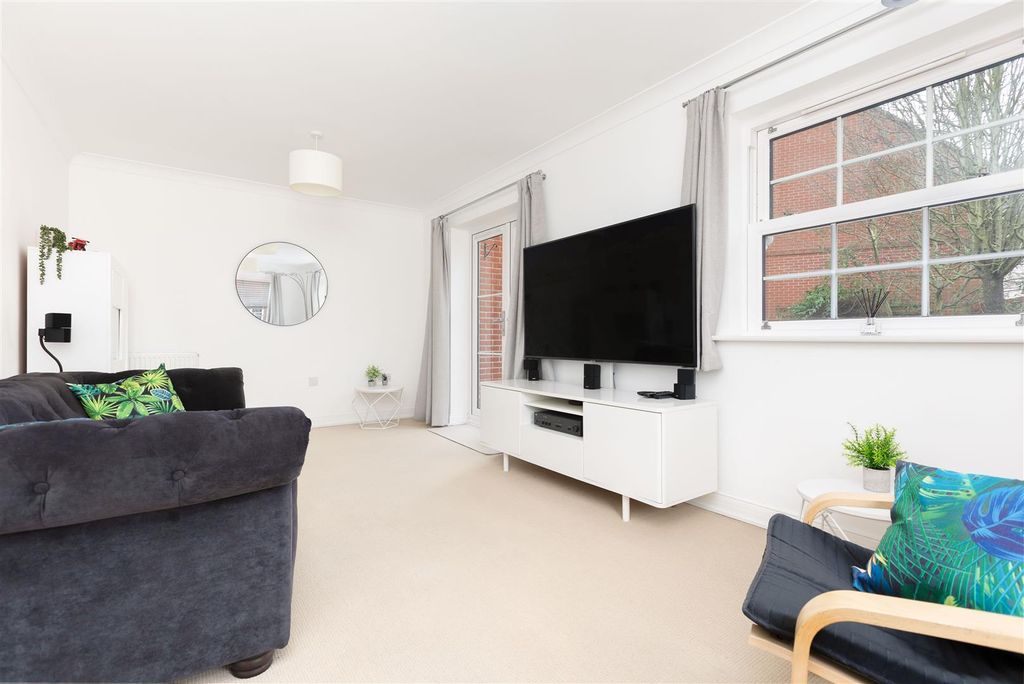 Property photo 2 of 20 Lounge