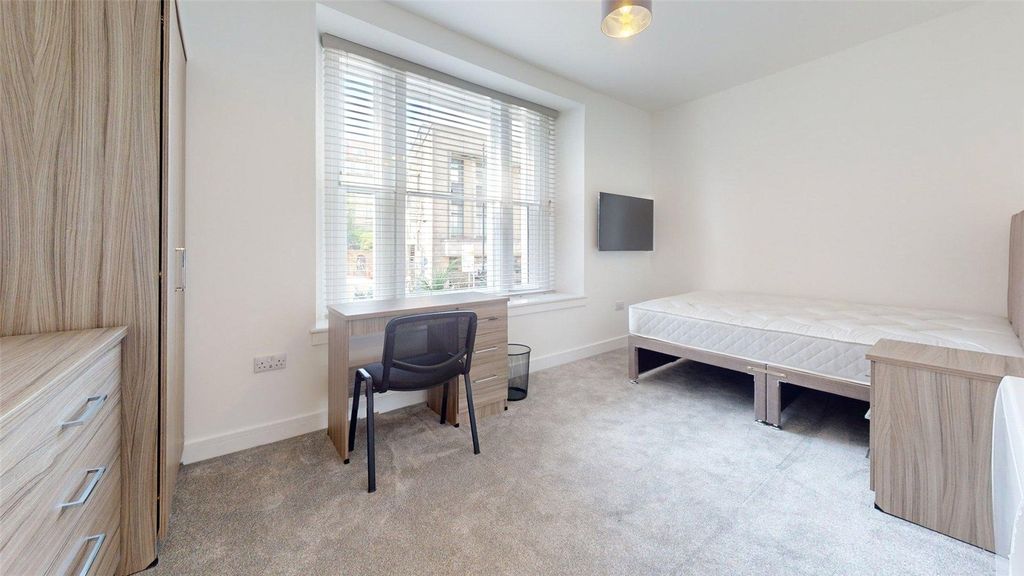 Property photo 2 of 8 Bright And Welcoming Single Bedroom Featuring A La...