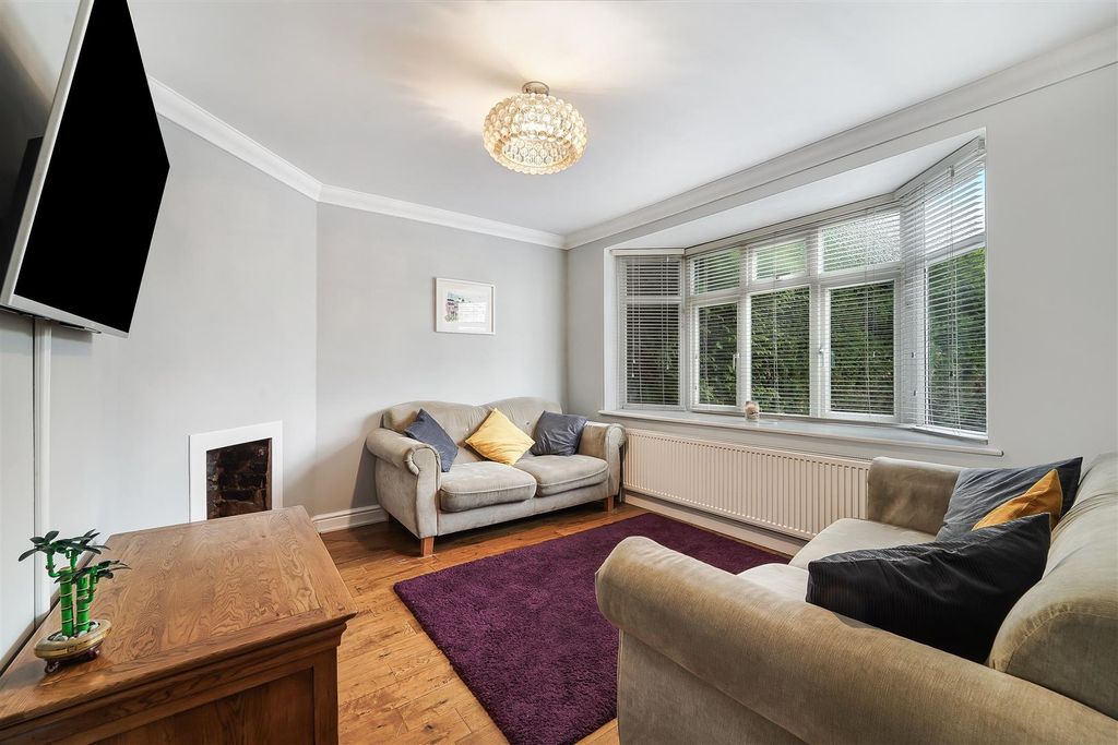 Property photo 2 of 18 Manor Way (1).Jpg